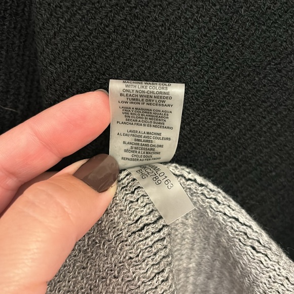 Calvin Klein Asymmetrical Cape Poncho Wrap Scarf, Reversible Black/Grey, One Sz - Picture 4 of 6